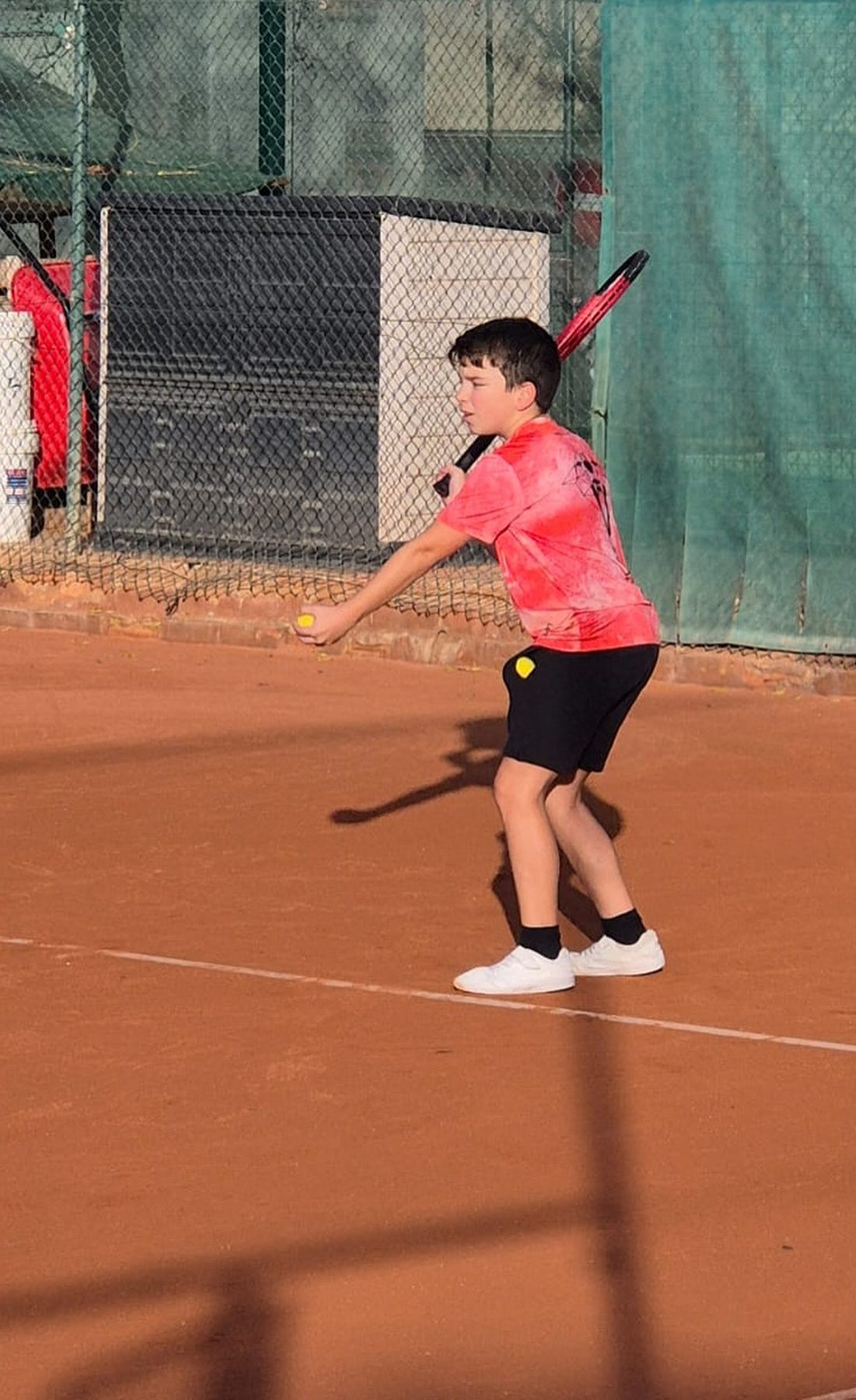 Un alumne de l'escola de tennis durant una classe
