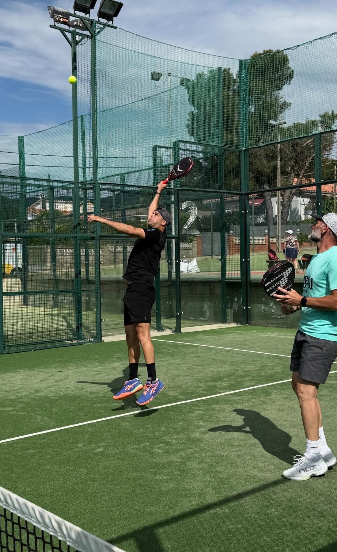 Dos socis jugant a padel en una de les tres pistes del club